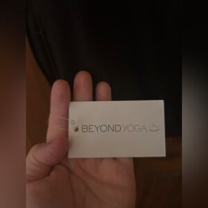 Beyond Yoga Women’s One Size Fits Most Dark Grey/Black Pocket Infinity Scarf NWT